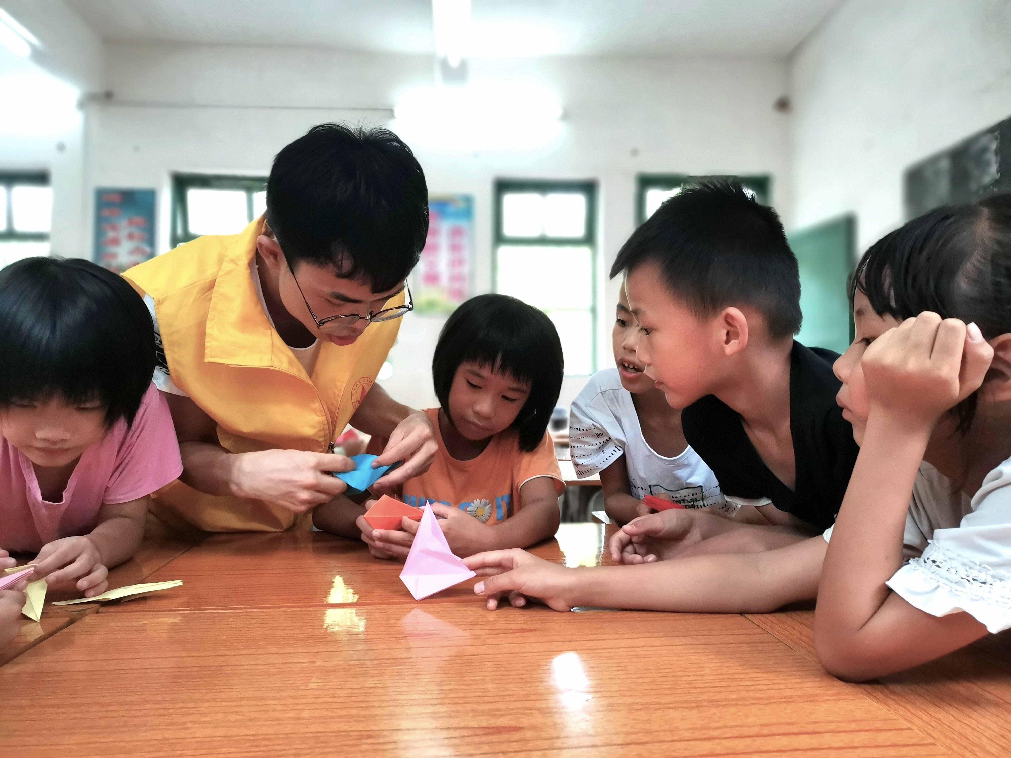 教育的灯塔——用爱照亮学生求知之路老师帮学生辅导作业，温馨陪伴与智慧之光  第1张